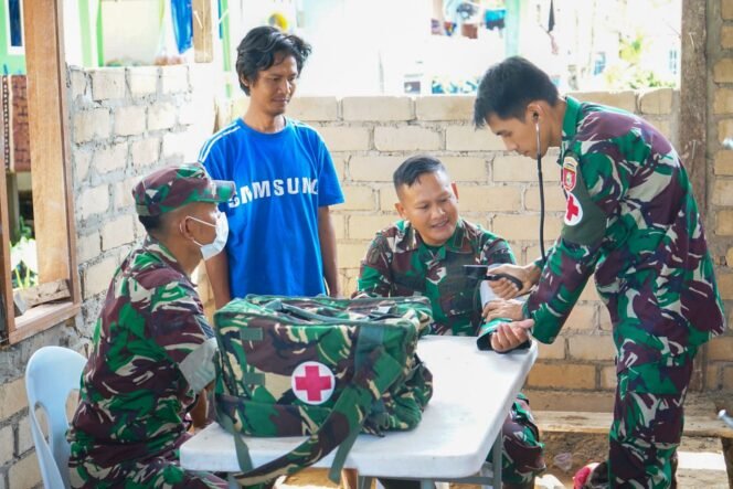 
					Petugas kesehatan yang tergabung dalam Satgas TMMD ke 116 Kodim Tarakan memeriksa kesehatan anggota satgas dan warga yang berada di Lokasi Wilayah RT .04 Kelurahan Pantai Amal
