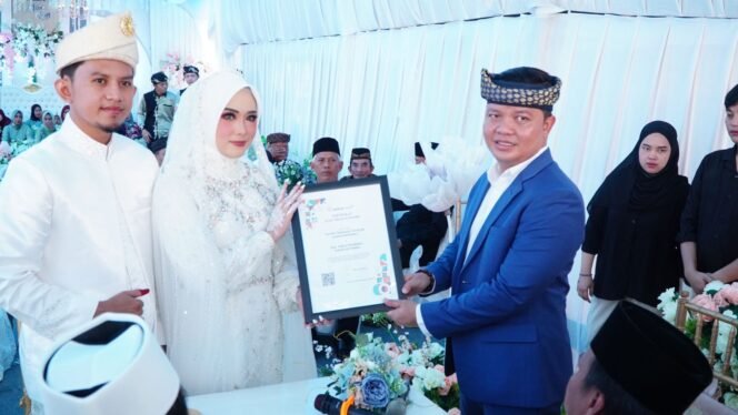 
					Bupati Tana Tidung Ibrahim Ali menyerahkan sertifikat Siap Nikah Siap Hamil (Elsimil) salah satu inovasi dari BKKBN bersama Kementrian Agama 