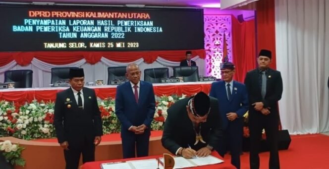 
					Ketua DPRD Kaltara Alberthus Stefanus Marianus ST menandatangani dokumen dari BPK RI