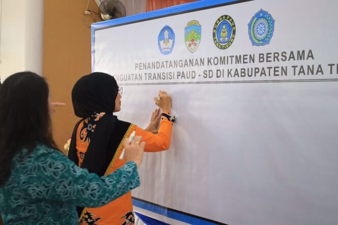 
					Bunda PAUD Tana Tidung Vamelia Ibrahim Ali tanda tangan komitmen penguatan transisi PAUD - SD 