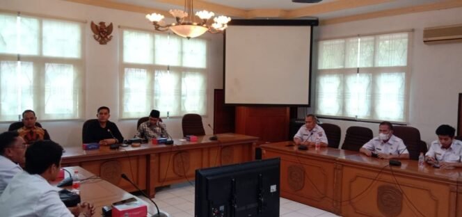 
					Komisi 3 DPRD Kota Tarakan rdp bersama DPUTR dan Lurah Karang Anyar Pantai bahas kerusakan Jalan Hasanuddin 1. Foto : Ist 