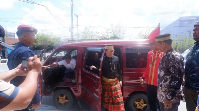 
					Datangi KPU naik angkot, Hasan Basri daftar calon DPD RI. Foto : Ist 
