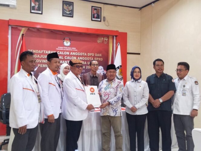 
					Ketua DPW PKS Provinsi Kaltara Muhammad Nasir menyerahkan berkas pendaftaran caleg PKS ke KPU Provinsi Kaltara. Foto : Ist 