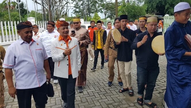 
					DPD PKS Kota Tarakan daftarkan calegnya ke KPU. Foto : Fokusborneo.com 
