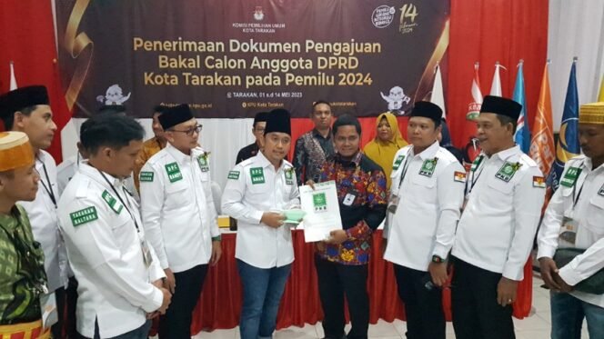 
					Bawa centong nasi, DPC PKB Kota Tarakan daftarkan calegnya ke KPU. Foto : Fokusborneo.com 