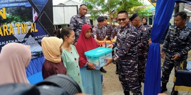 
					Penyerahan Bansos Oleh Danlantamal XIII Tarakan Laksamana Pertama TNI Deni Herman Kepada Masyarakat Pesisir. Foto: fokusborneo.com