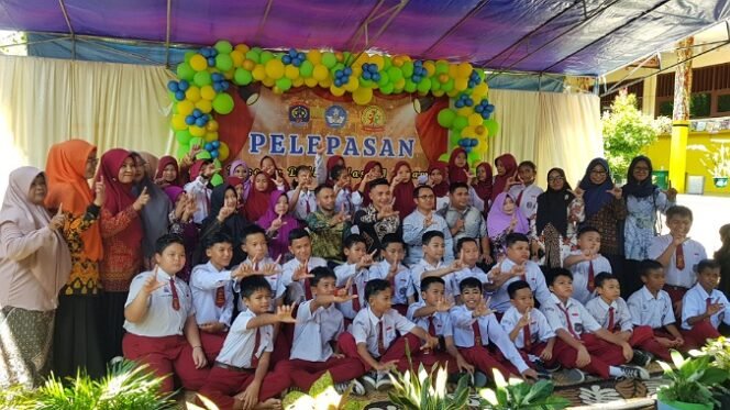 
					Foto bersama peserta didik kelas 6 dengan para guru SDN 014 Kota Tarakan. Foto : Fokusborneo.com 