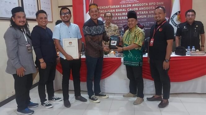 
					Daftar DPD RI, Herman serahkan kopi ke KPU Kaltara simbol kebersamaan. Foto : Ist
