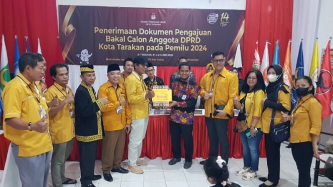 
					DPC Partai Hanura Kota Tarakan daftarkan bacalegnya ke KPU. Foto : Fokusborneo.com