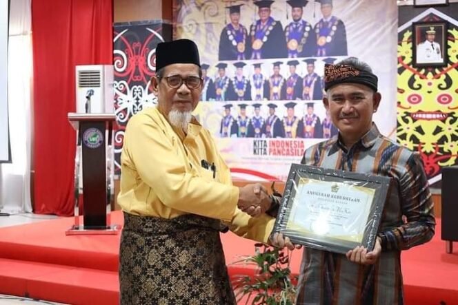 
					Wali Kota Tarakan, dr H.Khairul raih penghargaan Anugerah Kebudayaan dari Pengurus Besar Lembaga Budaya Melayu Kalimantan
