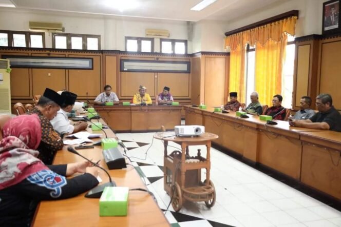 
					 Wakil Wali Kota Tarakan, Effendhi Djuprianto memimpin rapat koordinasi Dewan Harian Daerah Badan Pembudayaan Kejuangan 45 (DHD 45) Kalimantan Utara, bertempat di ruang rapat kenawai kantor wali kota Tarakan, Kamis (15/6/2023). 

