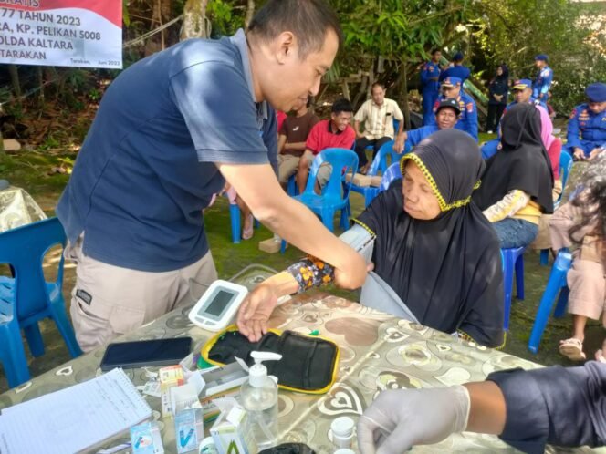 
					Ditpolairud Polda Kaltara bersama Rumah Sakit Bhayangkara dan Kp Pelikan Mabes melaksanakan giat bakti sosial pengobatan gratis dalam rangka HUT Bhayangkara ke 77 di Pulau Sadau, Senin (12/06)