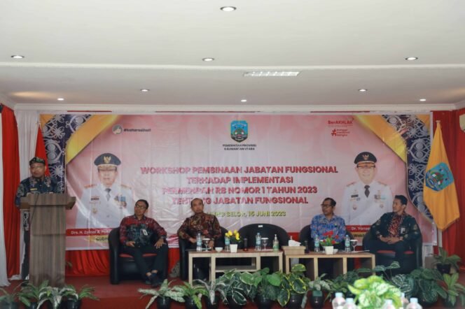 
					BERI ARAHAN : Asisten bidang Administrasi Umum Pollymaart Sijabat, SKM, M.AP membuka Workshop Pembinaan Jabatan Fungsional, Kamis (15/6).Foto : DKISP Kaltara 

