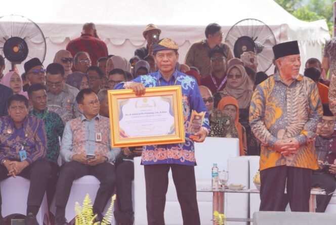 
					PENGHARGAAN : Gubernur Kaltara, Zainal A Paliwang saat memegang Penghargaan Ajang Pekan Nasional (Penas) Petani Nelayan Indonesia XVI 2023 dari Mentan RI atas dedikasi, kontribusi, dan keberhasilan dalam membangun bidang pertanian di Padang, Sumatera Barat, Kamis (15/6).Foto : DKISP Kaltara 


