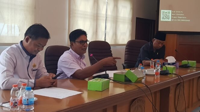
					Wakil Ketua DPRD Kota Tarakan Yulius Dinandus (duduk ditengah). Foto : Fokusborneo.com