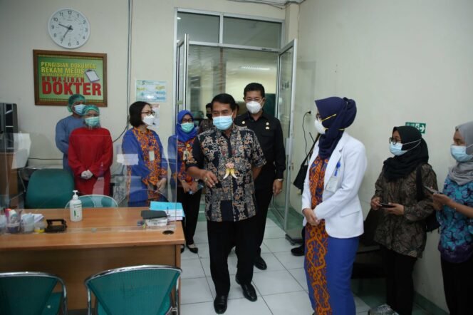 
					Gubernur Kaltara, Drs H Zainal A Paliwang SH, M.Hum meninjau salah satu fasilitas layanan kesehatan di Kaltara.