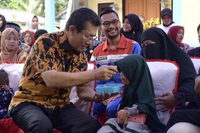 
					PENCEGAHAN : Wagub Kaltara Dr Yansen TP, M.Si memberikan makanan gizi seimbang kepada anak-anak dalam rangka pencegahan stunting pada Program Pemberdayaan Masyarakat PT Pertamina Bunyu Field di Kecamatan Bunyu, Kabupaten Bulungan, Sabtu (24/6).Foto : Dkisp Kaltara 

