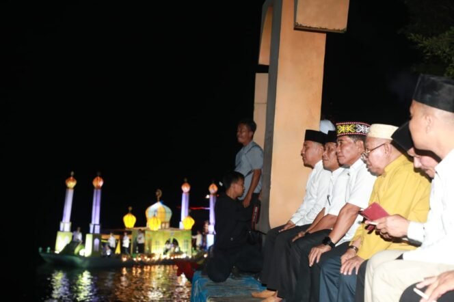 
					Gubernur Kaltara, Zainal A Paliwang didampingi Bupati Bulungan Syarwani dan Wakil Bupati Bulungan Ingkong Ala, melepas peserta pawai perahu hias Gebyar Kayan Bertakbir di kawasan Taman Sungai Kayan, Tanjung Selor, Kabupaten Bulungan, Rabu (28/6) malam.Foto : Dkisp Kaltara 

