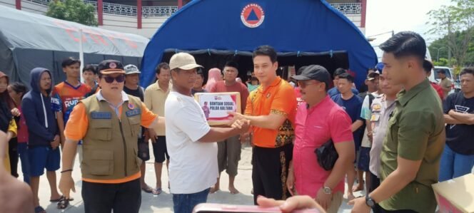 
					Kapolda Kaltara, Irjen Pol Daniel Adityajaya serahkan bantuan untuk korban kebakaran  yang berada di posko pengungsian SDan 019 Tarakan, Jumat (30/6)