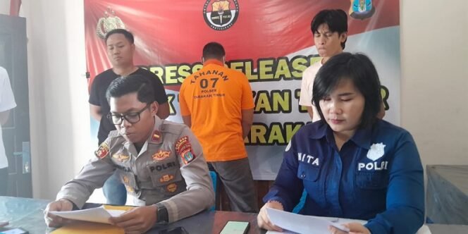 
					Press Release Pengungkapan Kasus Pencurian Sapi Oleh Kapolsek Tarakan Timur Didampingi Kasi Humas Polres Tarakan. Foto: ist