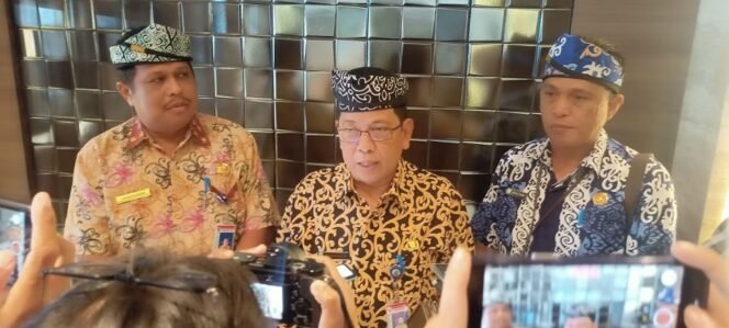
					Ketua PPDB Provinsi Kaltara Sudarsono didampingi Kabid SMA dan SMK Disdikbud Provinsi Kaltara. Foto : Fokusborneo.com 