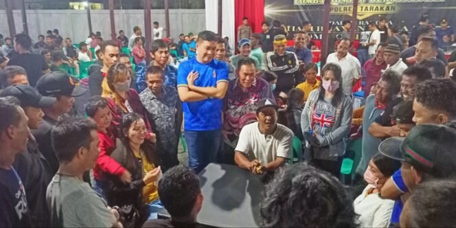 
					Kapolres Tarakan AKBP Ronaldo Maradona Melihat Langsung Lomba Domino Dalam Rangka HUT Bhayangkara Ke-77. Foto: fokusborneo.com