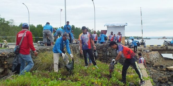 
					Aksi Bersih Pantai Oleh Petugas Kantor UPP Kelas III Sungai Nyamuk dan Tenaga Kerja Bongkar Muat Pelabuhan. Foto: ist