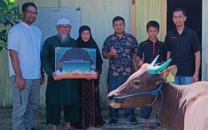 
					Telkomsel kembali menyalurkan 720 hewan kurban kepada sekira 46.000 penerima manfaat yang membutuhkan di seluruh Indonesia pada momen Iduladha 1444 H. Simbolis penyerahan bantuan hewan kurban oleh Manager Branch Tarakan Andri Susanto diserahkan kepada Kelompok Pengajian Mualaf Miftahul Jannah Tarakan, Rabu (28/6).