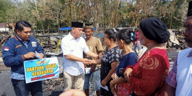 
					Manajemen PT MBU dan IJTi Kaltara Menyerahkan Bantuan Sosial Kepada Korban Kebakaran Perikanan Tarakan. Foto: fokusborneo.com