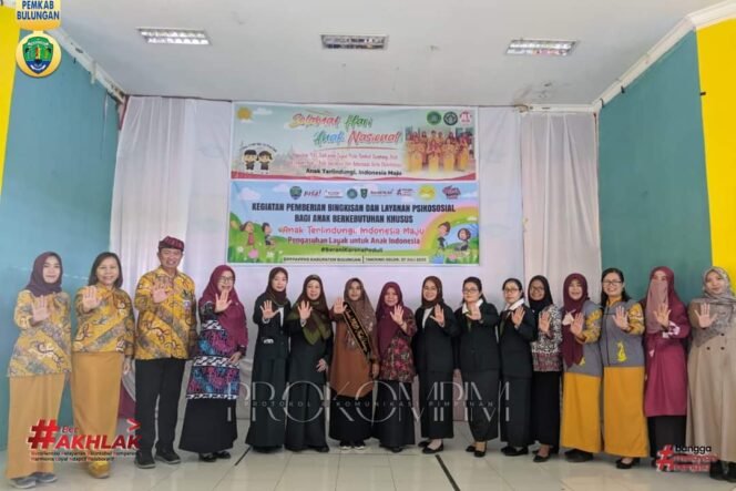 
					Memperingati Hari Anak Sosial (HAN), Bunda PAUD Bulungan, Sri Nurhayandani Syarwani bersama UPTD Pemberdayaan Perempuan dan Perlindungan Anak Provinsi Kaltara, Ikatan Isteri Dokter Indonesia (IIDI) Bulungan serta Dinas Pemberdayaan Perempuan dan Perlindungan Anak serta Pengendalian Penduduk dan Keluarga Bulungan memberikan bingkisan dan layanan psikososial kepada Anak Berkebutuhan Khusus (ABK) di Sekolah Luar Biasa (SLB) di Jl Kakatua, Tanjung Selor pada Kamis (27/7).


