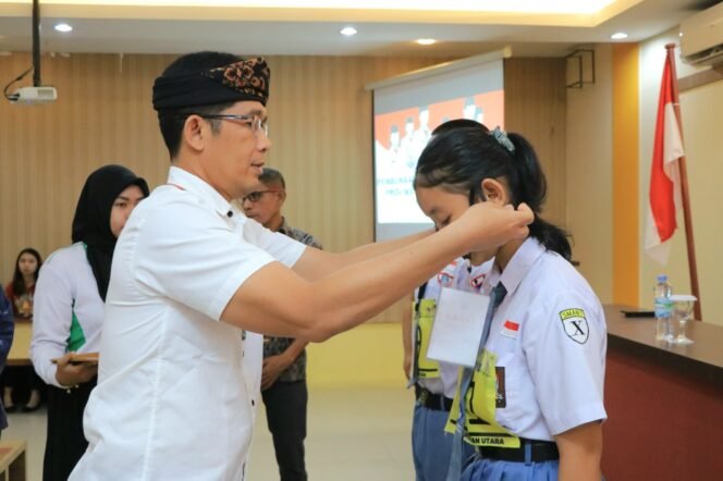 
					PASKIBRAKA : Kepala Dispora Kaltara, Obed Daniel Lumban Tobing, mengalungkan tanda peserta seleksi Paskibraka beberapa waktu lalu. Foto :Dkisp Kaltara 


