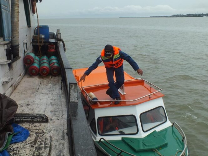 
					Kantor Unit Penyelanggara Pelabuhan Kelas III Sungai Nyamuk Secara Rutin Melakukan Pengawasan dan Patroli di Wilayah Perairan Pelabuhan 