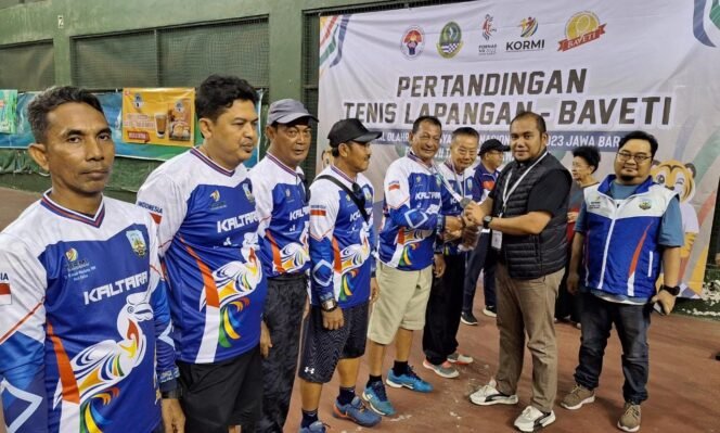 
					Sekretaris KORMI Kaltara Mukhlis Ramlan bersama Ketua Kontingen KORMI Kaltara Safril Husin saat menyerahkan medali perak kepada pegiat Baveti Kaltara.