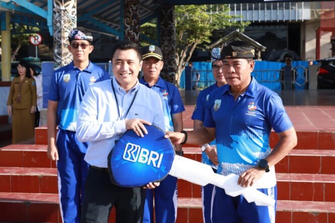 
					Pemprov terima bantuan satu unit Mobil Ambulans program CSR dari bank BRI Cabang Tanjung Selor, Senin (10/7). Bantuan CSR oleh Bank BRI Cabang Tanjung Selor diterima langsung oleh Gubernur Kaltara, Zainal Paliwang usai menggelar Apel Pagi Gabungan di Lapangan Agatis Tanjung Selor.Foto : Dkisp Kaltara 

