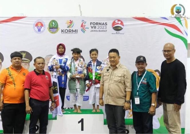 
					Ketua DPRD Provinsi Kaltara Albertus berikan dukungan atlet Kormi Kaltara di Fornas VII Jabar. Foto : Ist