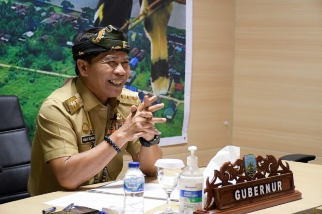 
					VIRTUAL MEETING : Gubernur Kaltara, Drs H Zainal A Paliwang SH, M.Hum menerima wawancara dari Tim 9 Rispro UGM, Senin (10/7).Foto : Dkisp Kaltara 

