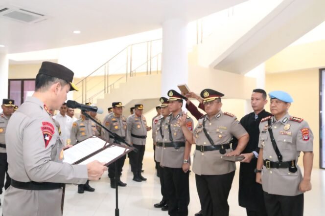 
					Kapolda Kaltara, Irjen Pol Daniel Adityajaya memimpin upacara serah terima jabatan di lingkungan Polda Kaltara 