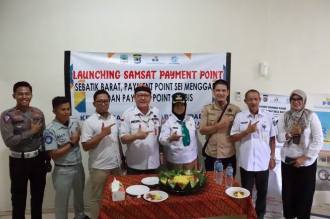 
					PAYMENT POINT : Kepala Bapenda Kaltara, Tomy Labo menghadiri peluncuran Samsat Payment Point di Sebatik Barat belum lama ini.Foto : Dkisp Kaltara 

