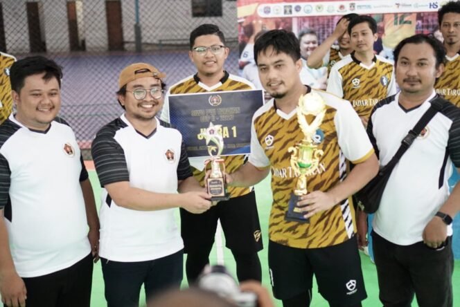 
					Ketua PWI Kota Tarakan Andi Ichal didampingi Ketua SIWO Tarakan Septian serahkan piala kepada juara Turnamen Futsal SIWO Tarakan CUP 2.