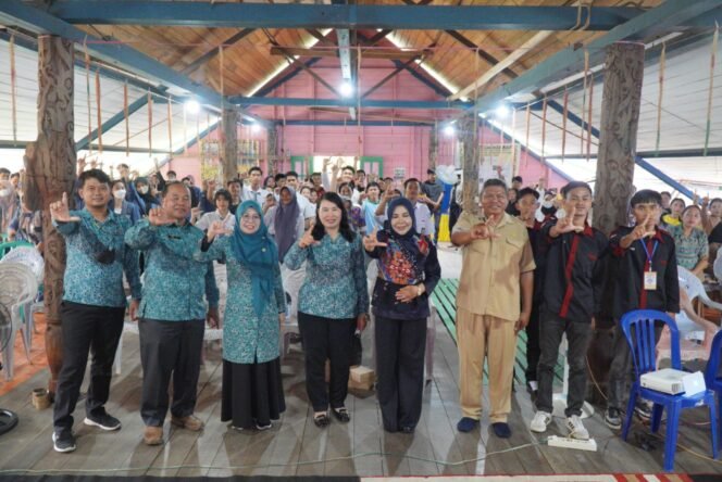 
					MOTIVASI : Ketua TP PKK Kaltara, Hj. Rachmawati Zainal, SH melakukan Sosialisasi Pendidikan di Kecamatan Sekatak, Selasa (18/7).

