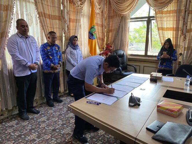 
					Kantor Imigrasi Kelas II TPI Tarakan menandatangani kesepakatan bersama tentang penyelenggaraan MPP Kabupaten Bulungan, Senin (17/7)