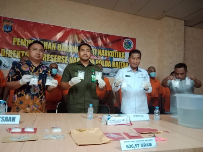 
					Kepolisian bersama dengan Kejaksaan dan Dinas Kesehatan memusnahkan barang bukti Narkotika, Kamis (20/7)