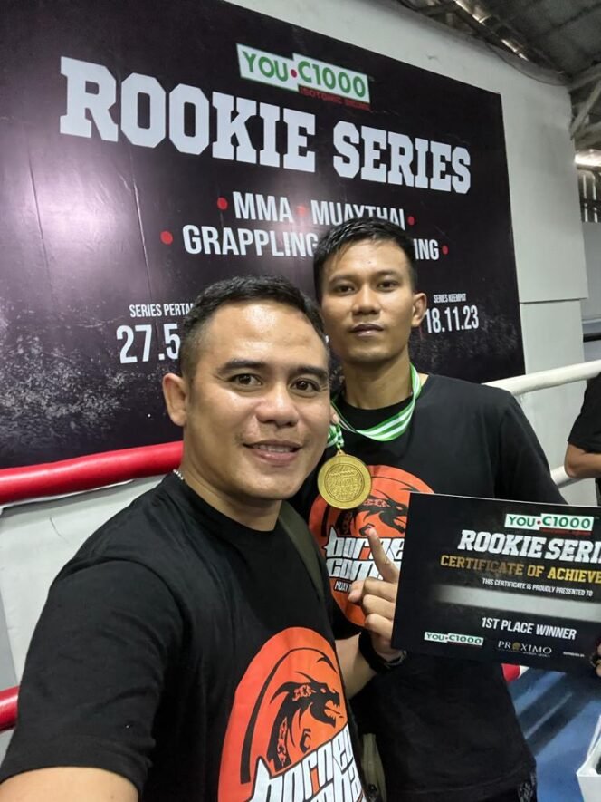 
					Irfan bersama Richard Minggus selaku Owner dan juga pelatih di Borneo Combat Training Camp Tarakan. Foto : Ist 