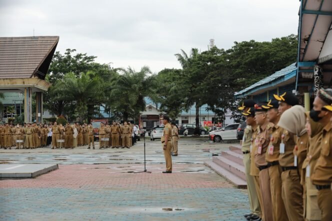 
					RUTINITAS : Asisten bidang Pemerintahan dan Kesra Setprov Kaltara, Datu Iqro Ramadhan, S.Sos., M.Si memimpin apel gabungan di Lapangan Agatis, Senin (24/7).Foto : Dkisp Kaltara 

