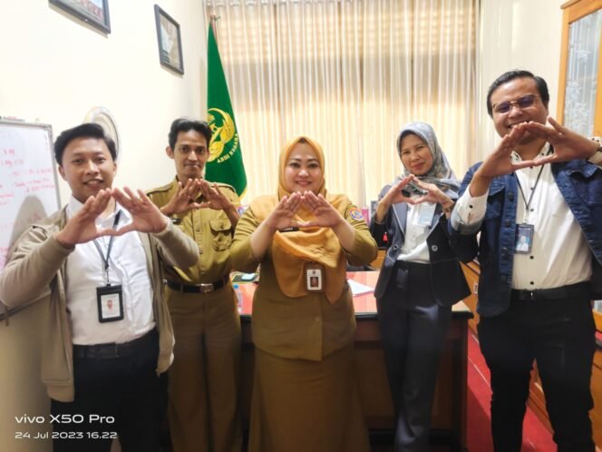 
					Sekretaris Dewan Pengurus Korps Pegawai Republik Indonesia (Korpri) Kota Tarakan bersama anggota menerima kunjungan kerja dari PT.BTN (Persero), Senin (24/7).