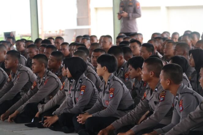 
					Sebanyak 244 Bintara remaja menjalani pembinaan anggota baru personel Polda Kaltara, Senin (24/7)
