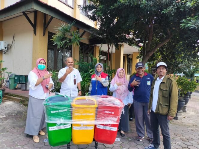 
					PT Kilang Pertamina Internasional (KPI) Unit Balikpapan berikan dukungan pada program kampung iklim (Proklim) di Kelurahan Sepinggan Balikpapan, Selasa (25/07)