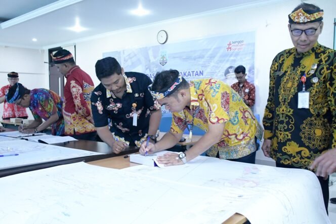 
					DEKLARASI : Asisten bidang Perekonomian dan Pembangunan, Dr. Bustan, SE., M.Si memimpin deklarasi penyepakatan dokumen RZWP3K, Kamis (27/7).Foto : Dkisp Kaltara 

