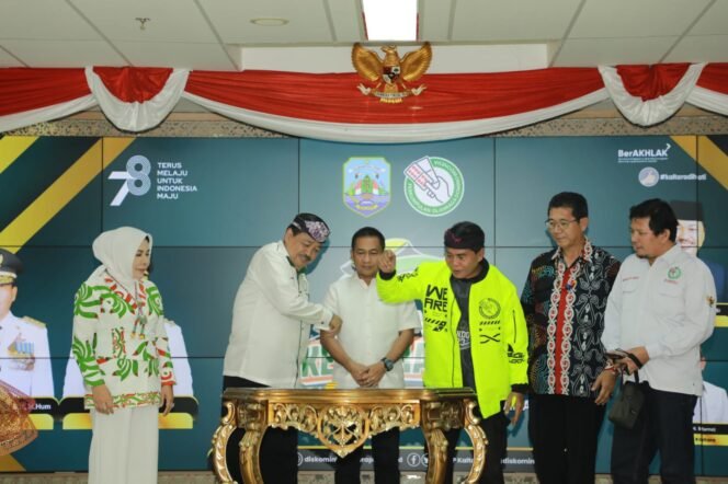 
					Gubernur Kalimantan Utara (Kaltara) Drs. H. Zainal A. Paliwang, S.H., M.Hum. secara resmi membuka kejuaraan di Ruang Serbaguna Gedung Gabungan Dinas pada, Kamis (28/7/2023).Foto : Dkisp Kaltara 


