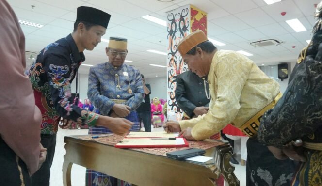 
					214 jajaran Dewan Pengurus Provinsi (DPP) Kerukunan Perantau Masyarakat (KPM) Bone Kalimantan Utara (Kaltara), 130 Dewan Pengurus Kabupaten (DPK) KPM Bone Bulungan, dan 101 Ikatan Wanita Keluarga Bone (IWK Bone) resmi dilantik di Gedung Gabungan Dinas (Gadis) Pemprov Kaltara di Tanjung Selor, Kabupaten Bulungan pada, Sabtu (29/7) malam.

